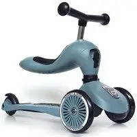 Børnescooter i blå med tre hjul og styr, designet til stabilitet og nem styring.